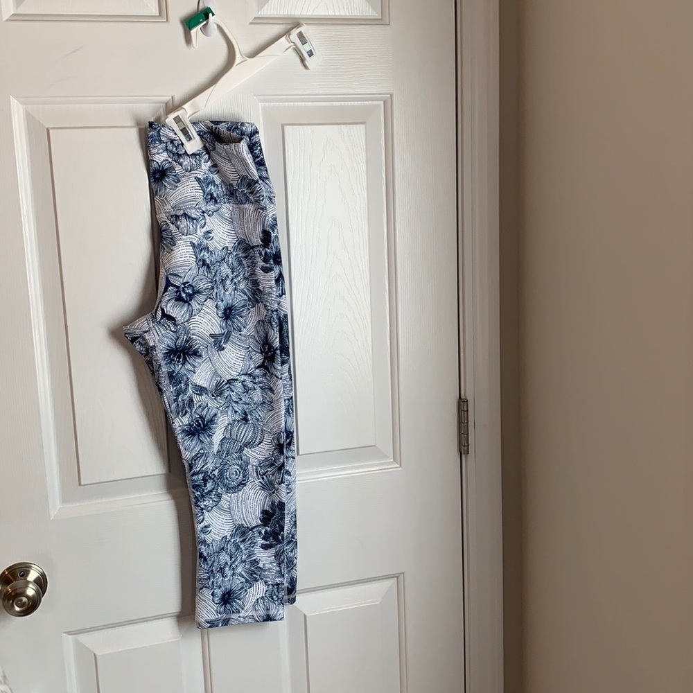 Fabletics power hold crop leggings